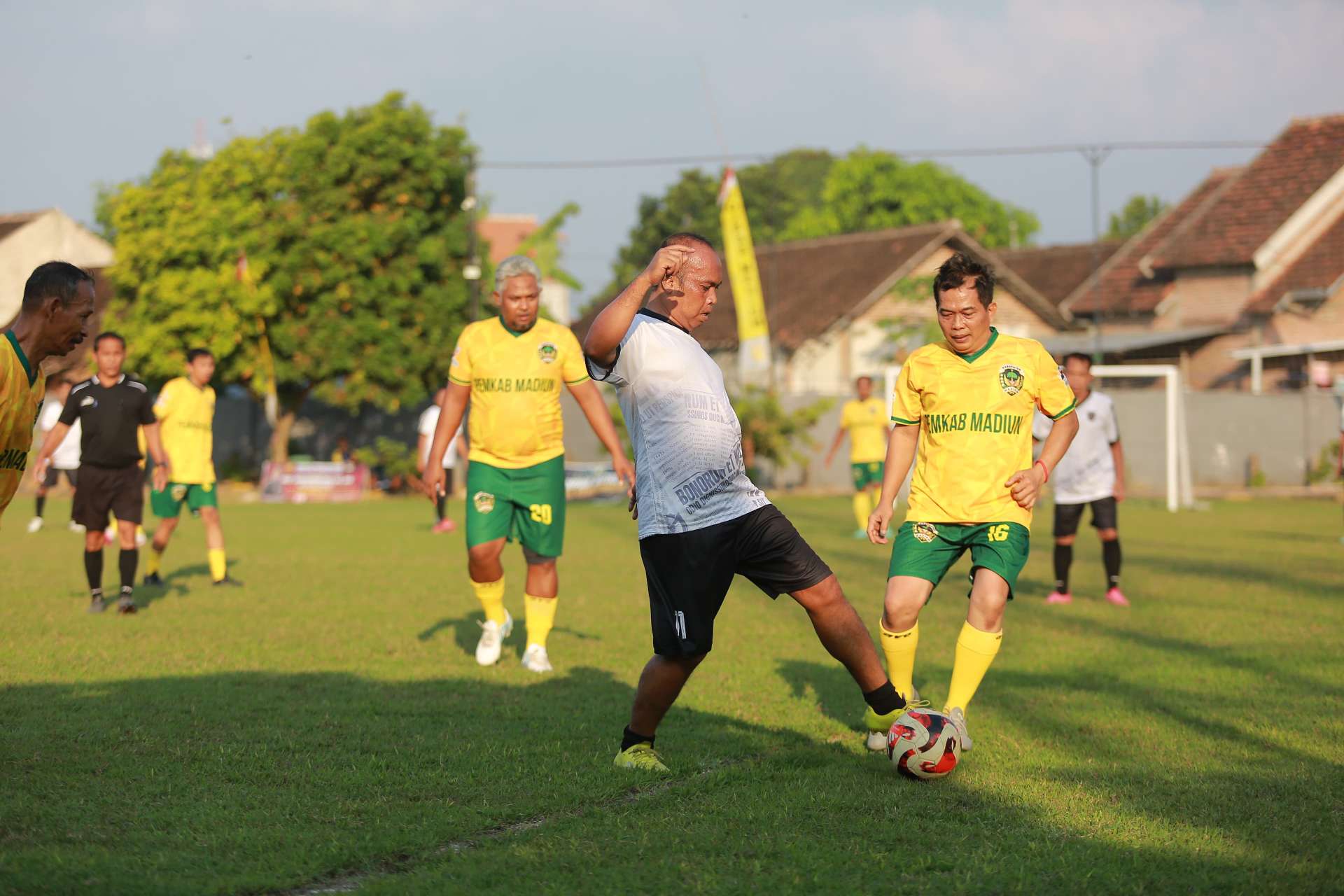 Foto: Pemain Sparta Pena FC U-40 berjuang menghadapi Pemkab Madiun U-40 pada laga semifinal Turnamen Mini Soccer Polres Madiun Cup 2026 di Lapangan Tribrata Polres Madiun.
