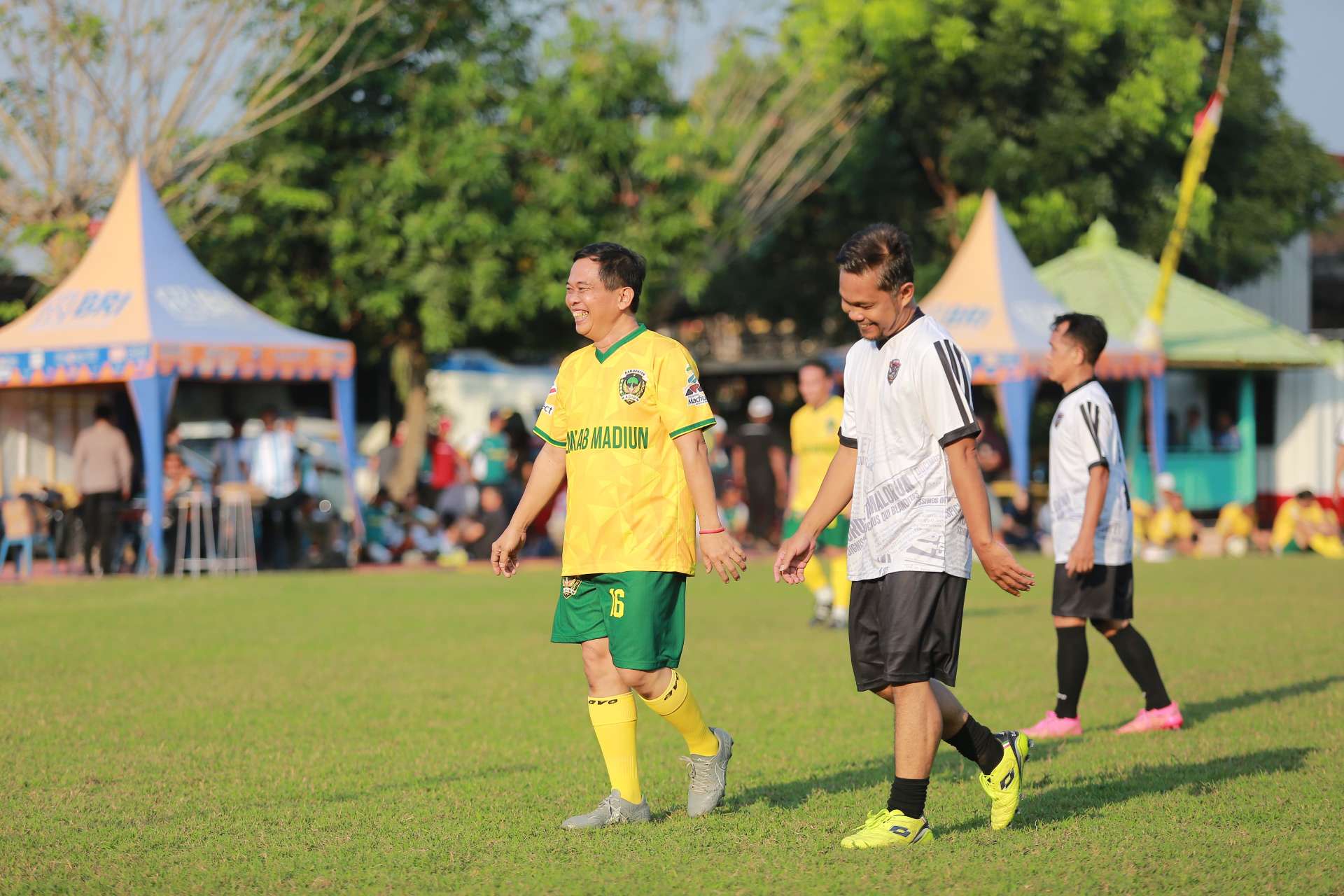 Foto: Pemain Sparta Pena FC U-40 berjuang menghadapi Pemkab Madiun U-40 pada laga semifinal Turnamen Mini Soccer Polres Madiun Cup 2026 di Lapangan Tribrata Polres Madiun.
