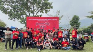 Foto: Anggota Scooter Club Surabaya mengikuti reunion dan gathering di Sendi Adventure Mojokerto dengan kegiatan riding bersama dan pemilihan ketua periode 2026-2029.