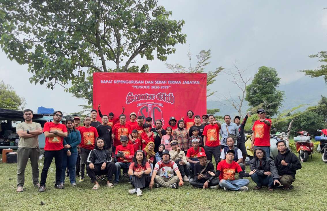 Foto: Anggota Scooter Club Surabaya mengikuti reunion dan gathering di Sendi Adventure Mojokerto dengan kegiatan riding bersama dan pemilihan ketua periode 2026-2029.
