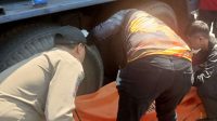 Foto: Petugas gabungan mengevakuasi korban kecelakaan lalu lintas antara sepeda motor Yamaha X-Ride dan truk tangki air di Jalan Demak, Bubutan, Surabaya.