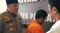 Foto: Polsek Pabean Cantikan menunjukkan tersangka kasus penggelapan sepeda motor Honda Vario milik rekannya di Surabaya.