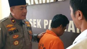 Foto: Polsek Pabean Cantikan menunjukkan tersangka kasus penggelapan sepeda motor Honda Vario milik rekannya di Surabaya.
