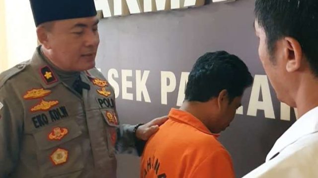 Foto: Polsek Pabean Cantikan menunjukkan tersangka kasus penggelapan sepeda motor Honda Vario milik rekannya di Surabaya.