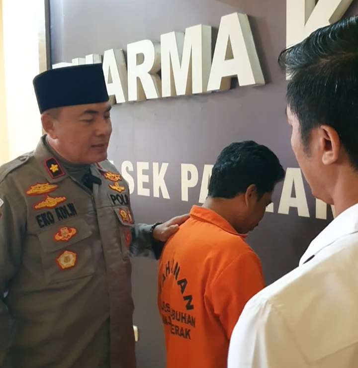 Foto: Polsek Pabean Cantikan menunjukkan tersangka kasus penggelapan sepeda motor Honda Vario milik rekannya di Surabaya.