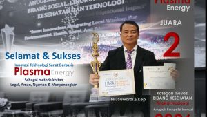 Foto: Ns Wardi mewakili PT NKMM menerima penghargaan Juara II Bidang Kesehatan pada Lomba Inovasi Nasional 2026 berkat inovasi Sunat Modern Plasma Energy di Universitas Muhammadiyah Gresik