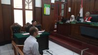 Foto: Terdakwa Ricky Hartono menjalani sidang di Pengadilan Negeri Surabaya terkait dugaan pengoplosan LPG subsidi 3 kilogram ke tabung non-subsidi untuk diperjualbelikan.