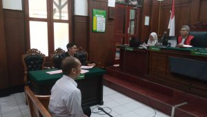 Foto: Terdakwa Ricky Hartono menjalani sidang di Pengadilan Negeri Surabaya terkait dugaan pengoplosan LPG subsidi 3 kilogram ke tabung non-subsidi untuk diperjualbelikan.