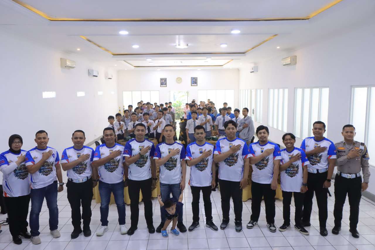 Foto: Kapolres Madiun AKBP Kemas Indra Natanegara membuka Turnamen E-Sport Competition Hari Bhayangkara ke-80 yang diikuti puluhan tim pelajar dan peserta umum di Gedung Bhayangkara Polres Madiun.