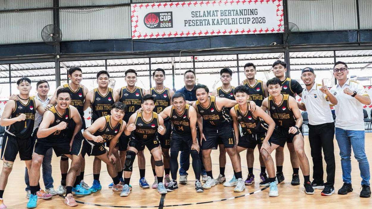 Foto: Tim Basket Polda Jawa Timur mengangkat trofi Juara 1 Kapolri Cup 2026 usai menjuarai turnamen basket nasional Polri di BSD Serpong Tangerang Selatan