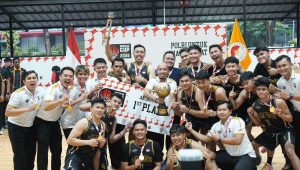 Foto: Tim Basket Polda Jawa Timur mengangkat trofi Juara 1 Kapolri Cup 2026 usai menjuarai turnamen basket nasional Polri di BSD Serpong Tangerang Selatan
