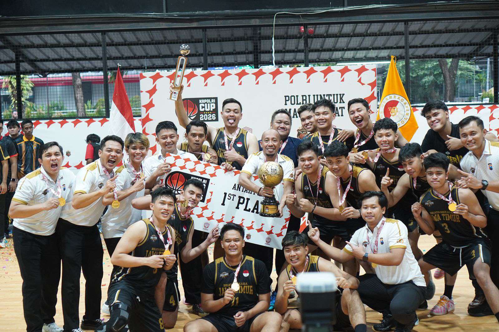 Foto: Tim Basket Polda Jawa Timur mengangkat trofi Juara 1 Kapolri Cup 2026 usai menjuarai turnamen basket nasional Polri di BSD Serpong Tangerang Selatan
