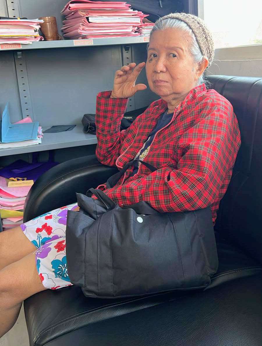 Foto: Liem Susilowati terpidana korupsi kredit fiktif Rp4,5 miliar saat menyerahkan diri kepada Jaksa Eksekutor Kejaksaan Negeri Surabaya setelah empat tahun buron.