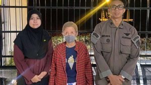 Foto: Liem Susilowati terpidana korupsi kredit fiktif Rp4,5 miliar saat menyerahkan diri kepada Jaksa Eksekutor Kejaksaan Negeri Surabaya setelah empat tahun buron.