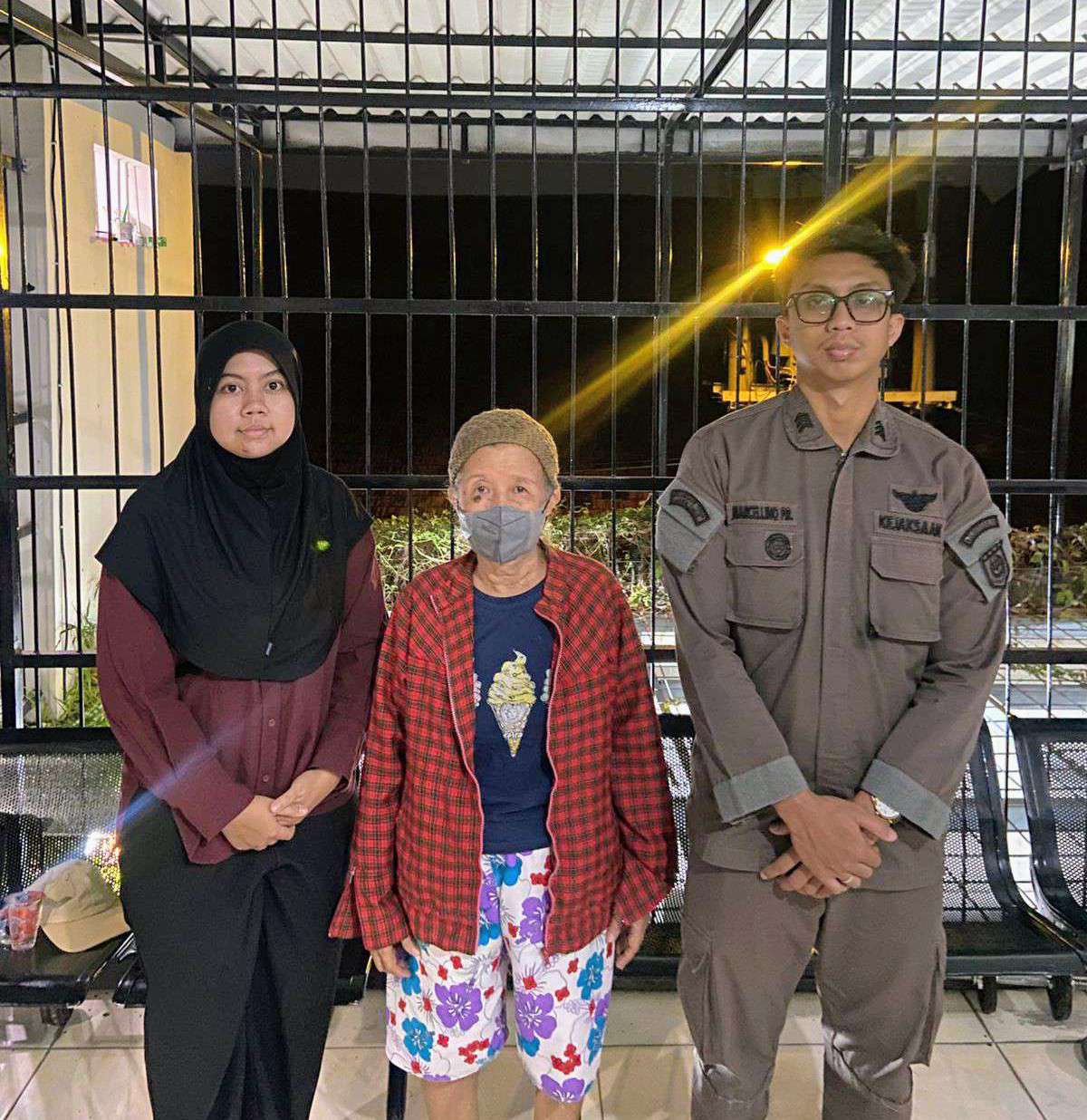 Foto: Liem Susilowati terpidana korupsi kredit fiktif Rp4,5 miliar saat menyerahkan diri kepada Jaksa Eksekutor Kejaksaan Negeri Surabaya setelah empat tahun buron.