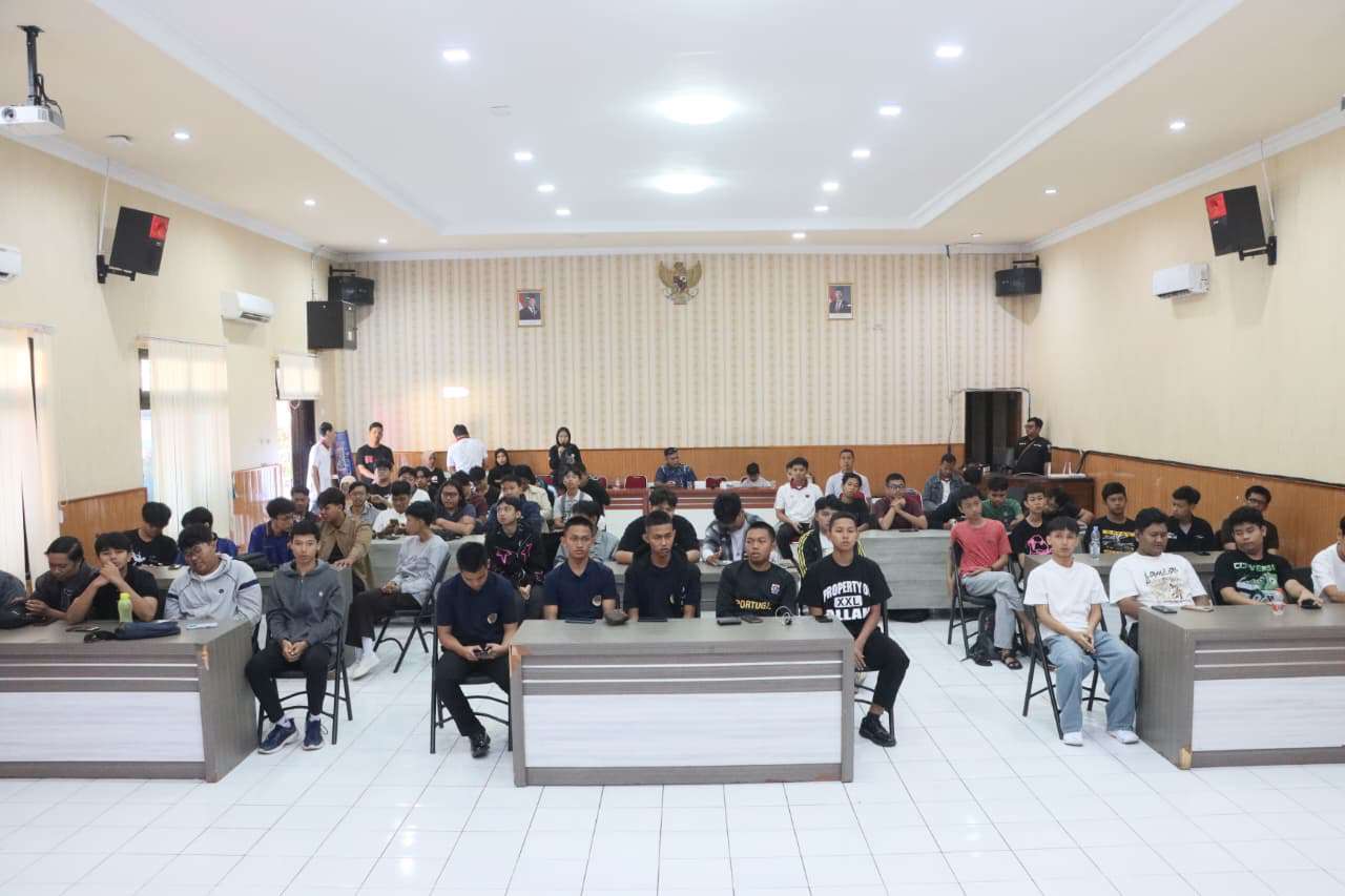 Foto: Wakapolres Madiun Kota Kompol Bambang Eko Sujarwo membuka Turnamen Mobile Legends Piala Kapolda Jawa Timur Road to Kapolri Cup 2026 di Gedung Sunaryo Polres Madiun Kota.