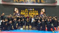Foto: Kontingen karate binaan Polres Pelabuhan Tanjung Perak menunjukkan medali hasil perolehan pada Kejuaraan Karate Kapolda Jatim Cup 2026.