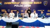 Foto: Direktur Reserse Siber Polda Jawa Timur Kombes Pol Bimo Ariyanto menunjukkan barang bukti pengungkapan sindikat love scamming internasional yang merugikan 53 korban hingga Rp1,1 miliar di Surabaya.