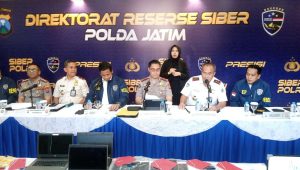 Foto: Direktur Reserse Siber Polda Jawa Timur Kombes Pol Bimo Ariyanto menunjukkan barang bukti pengungkapan sindikat love scamming internasional yang merugikan 53 korban hingga Rp1,1 miliar di Surabaya.