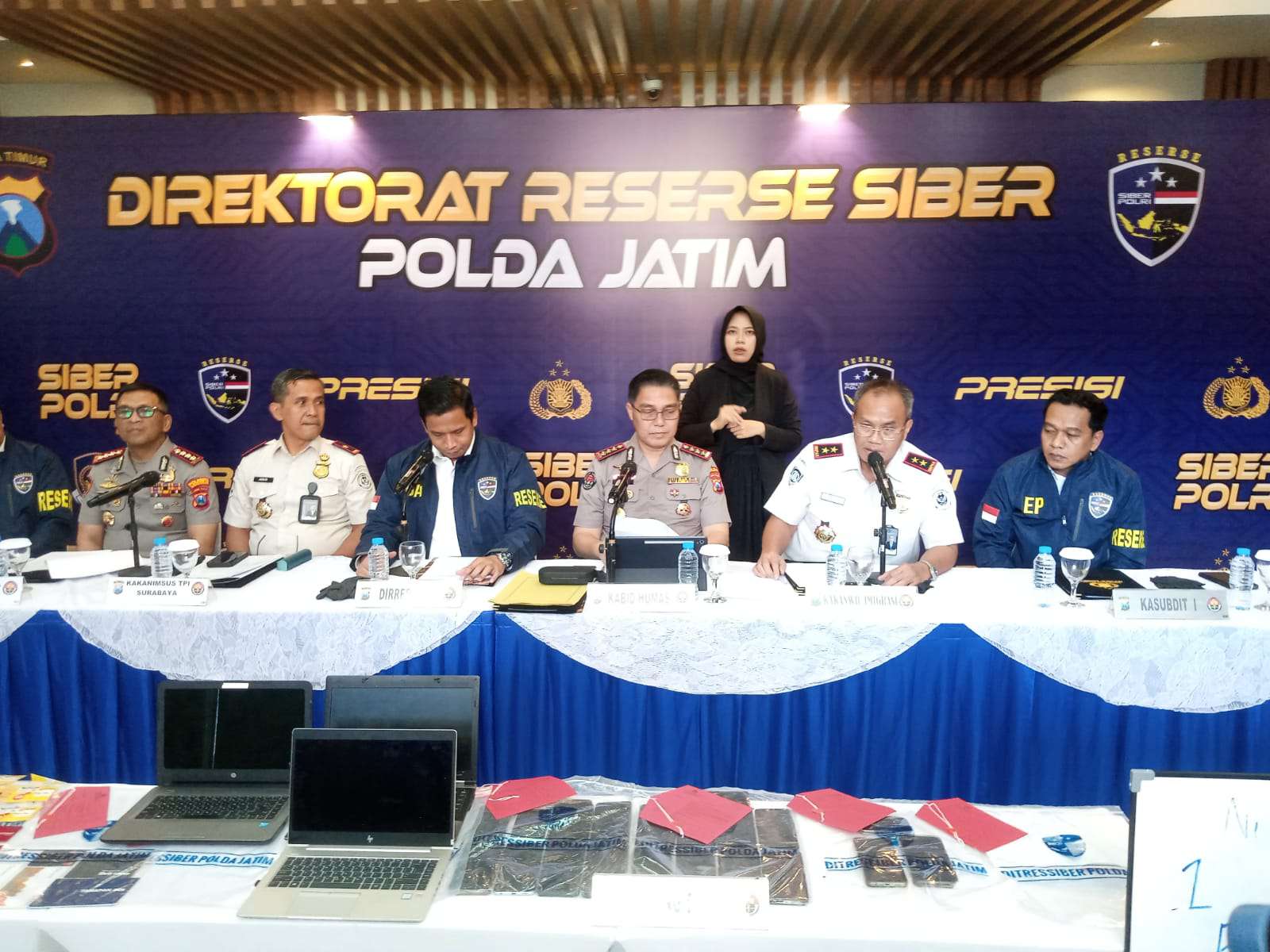 Foto: Direktur Reserse Siber Polda Jawa Timur Kombes Pol Bimo Ariyanto menunjukkan barang bukti pengungkapan sindikat love scamming internasional yang merugikan 53 korban hingga Rp1,1 miliar di Surabaya.