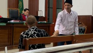 Foto: Terdakwa Achmad Lutfi Amsyah menjalani sidang dugaan pencurian pakaian bermerek milik majikannya di Pengadilan Negeri Surabaya.