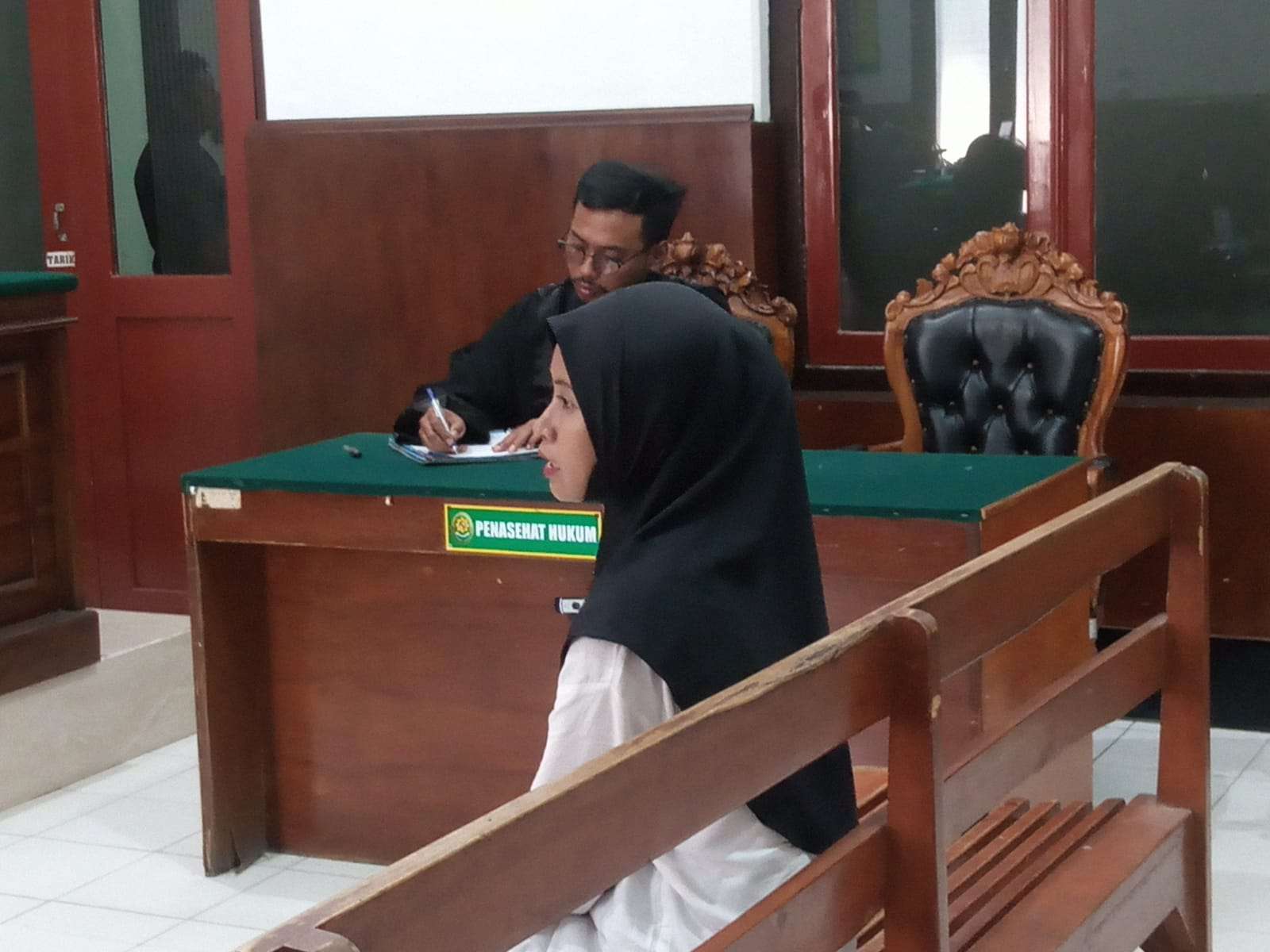 Foto: Jaksa Penuntut Umum membacakan tuntutan tiga tahun penjara terhadap terdakwa Nur Hasanah Prasetya dalam sidang kasus dugaan pencurian di Pengadilan Negeri Surabaya
