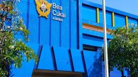 Foto: Kortastipidkor Mabes Polri melakukan penggeledahan di Kantor Bea Cukai Juanda, Sidoarjo, terkait kasus penyelundupan puluhan ribu ponsel ilegal senilai Rp235,8 miliar. Foto: Kortastipidkor Mabes Polri melakukan penggeledahan di Kantor Bea Cukai Juanda, Sidoarjo, terkait kasus penyelundupan puluhan ribu ponsel ilegal senilai Rp235,8 miliar.