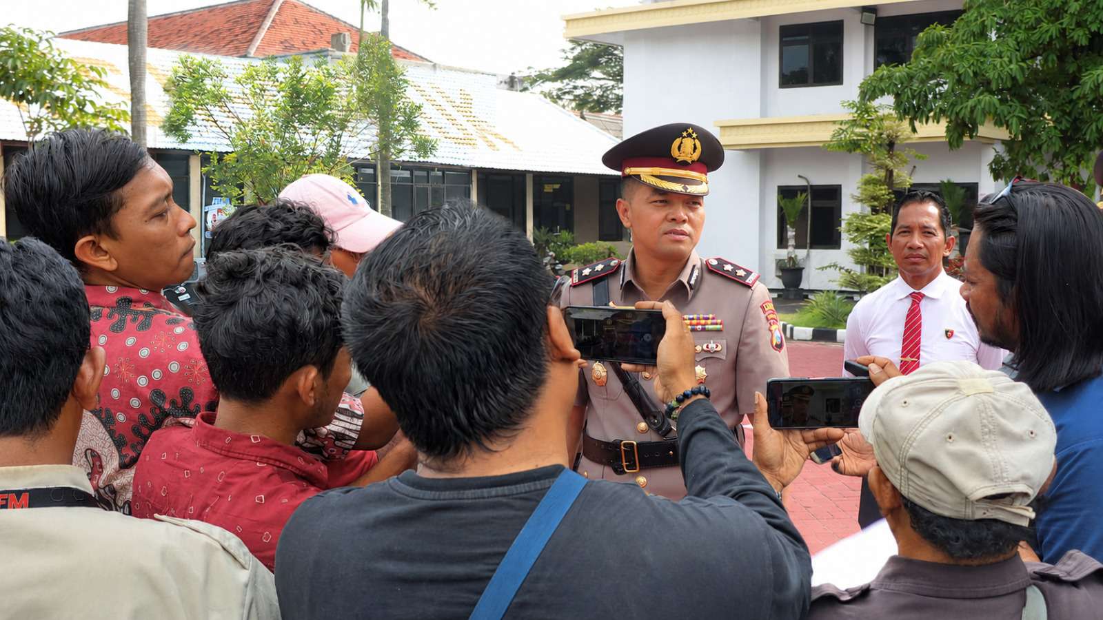 Foto: Pers Rilis Kapolres Nganjuk AKBP Surya Miftah Irawan menunjukkan barang bukti 210 gram sabu, pil ekstasi, dan 266 ribu pil dobel L hasil pengungkapan jaringan narkotika lintas daerah di Jawa Timur.