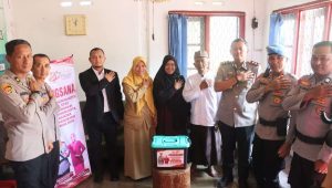 Foto: Kapolres Madiun Kota AKBP Wiwin Junianto saat melakukan anjangsana kepada purnawirawan dan anggota Polri yang sakit dalam rangka HUT Bhayangkara ke-80.