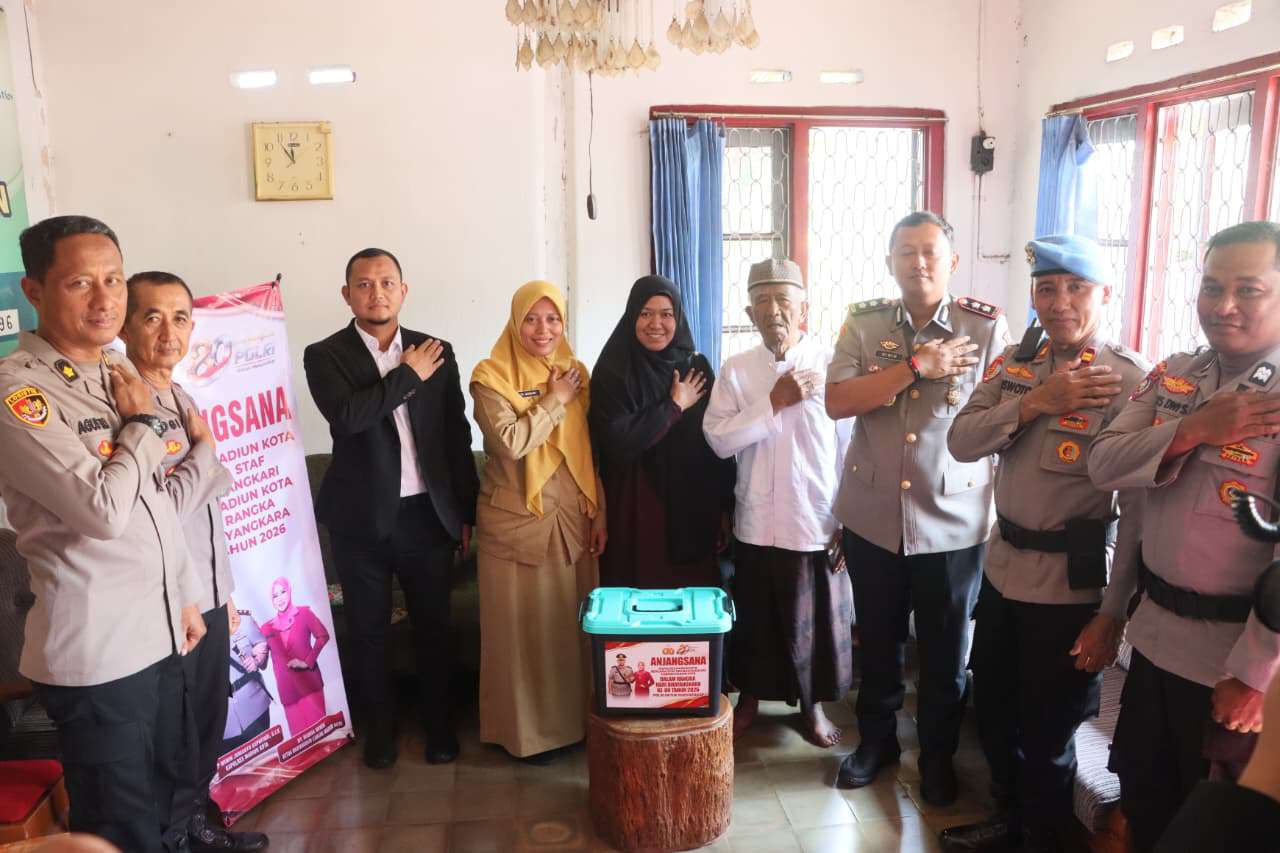 Foto: Kapolres Madiun Kota AKBP Wiwin Junianto saat melakukan anjangsana kepada purnawirawan dan anggota Polri yang sakit dalam rangka HUT Bhayangkara ke-80.