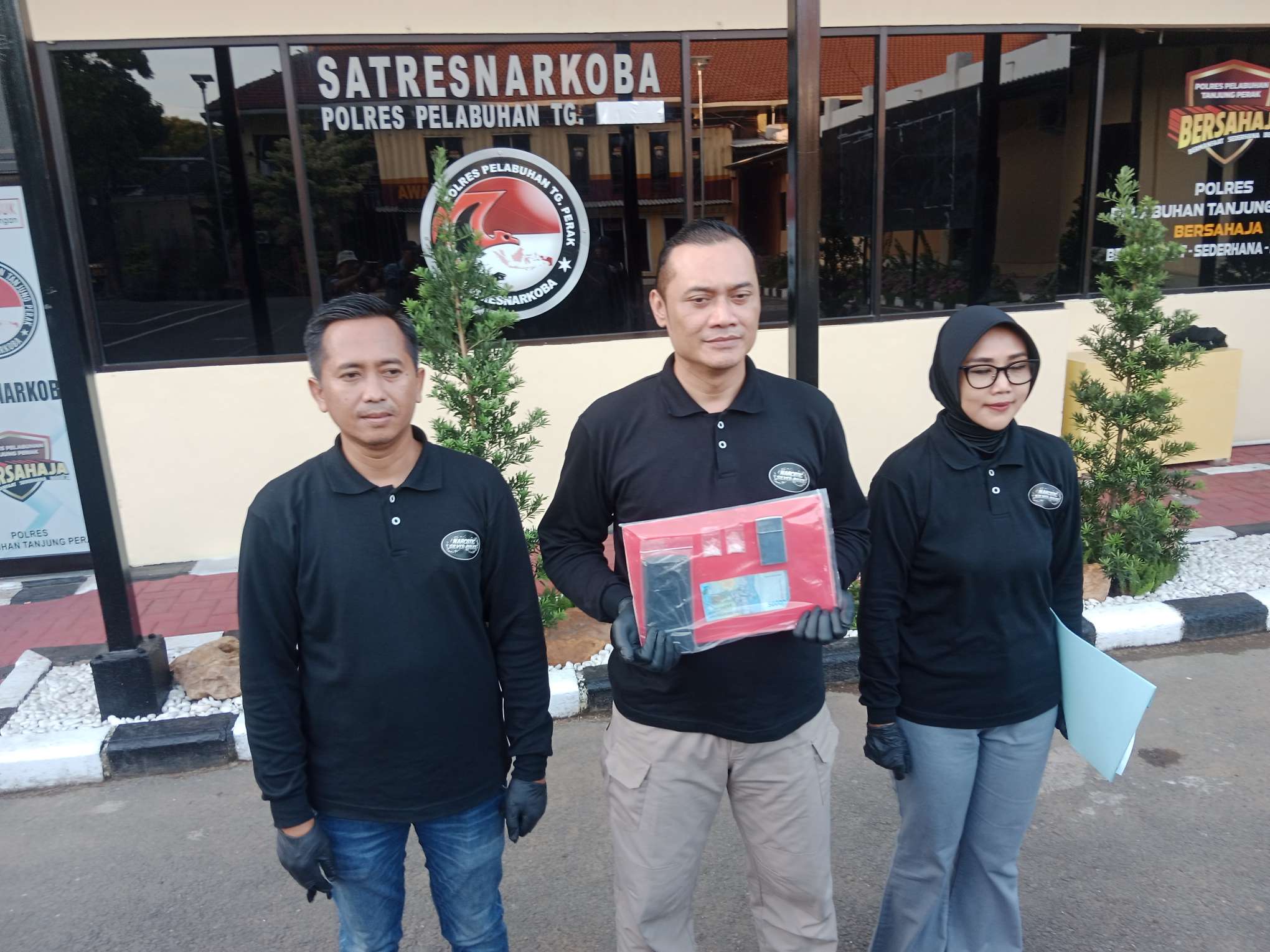 Foto: Kasatresnarkoba Polres Pelabuhan Tanjung Perak, AKP Adik Agus Putrawan, S.H., M.H.,menunjukkan barang bukti sabu seberat 1,31 gram hasil penangkapan kurir narkotika di Surabaya.