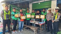 Foto: Satlantas Polres Bojonegoro berdialog bersama komunitas ojek online dalam kegiatan bakti sosial dan Warung Ojol Kamtibmas memperingati Hari Bhayangkara ke-80 Tahun 2026.