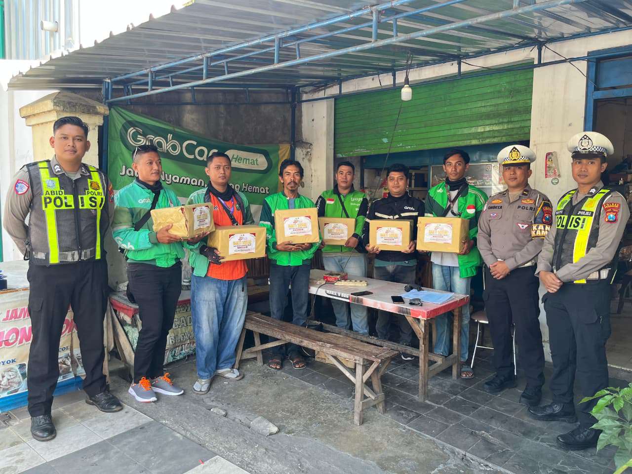 Foto: Satlantas Polres Bojonegoro berdialog bersama komunitas ojek online dalam kegiatan bakti sosial dan Warung Ojol Kamtibmas memperingati Hari Bhayangkara ke-80 Tahun 2026.