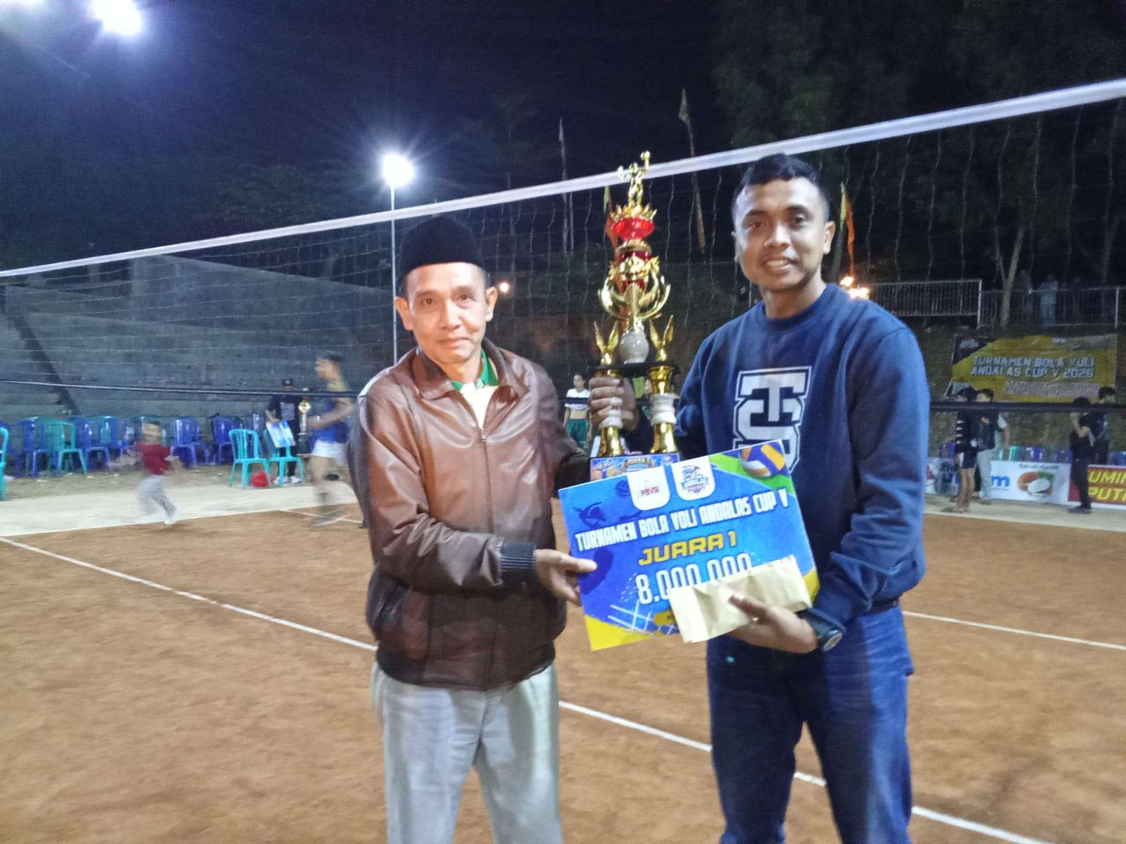 Foto: Tim Chi-Cho Mahawira mengangkat trofi juara Andalas Cup V usai mengalahkan Morang Ghati pada partai final Turnamen Bola Voli Andalas Cup V di Lapangan Desa Randualas, Kecamatan Kare, Kabupaten Madiun.