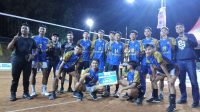 Foto: Tim Chi-Cho Mahawira mengangkat trofi juara Andalas Cup V usai mengalahkan Morang Ghati pada partai final Turnamen Bola Voli Andalas Cup V di Lapangan Desa Randualas, Kecamatan Kare, Kabupaten Madiun.
