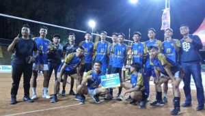 Foto: Tim Chi-Cho Mahawira mengangkat trofi juara Andalas Cup V usai mengalahkan Morang Ghati pada partai final Turnamen Bola Voli Andalas Cup V di Lapangan Desa Randualas, Kecamatan Kare, Kabupaten Madiun.