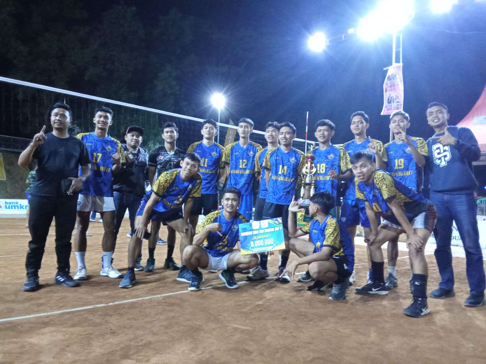 Foto: Tim Chi-Cho Mahawira mengangkat trofi juara Andalas Cup V usai mengalahkan Morang Ghati pada partai final Turnamen Bola Voli Andalas Cup V di Lapangan Desa Randualas, Kecamatan Kare, Kabupaten Madiun.