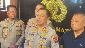 Foto: Kapolrestabes Surabaya Kombes Pol Luthfie Sulistiawan memberikan keterangan terkait penetapan empat tersangka dalam kericuhan aksi demonstrasi di depan Gedung Grahadi Surabaya.