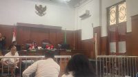 Foto: Suasana sidang perdana gugatan dugaan pembongkaran Balai PKK dan TK Mulyo Simomulyo di Pengadilan Negeri Surabaya yang ditunda karena para tergugat tidak hadir.