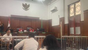 Foto: Suasana sidang perdana gugatan dugaan pembongkaran Balai PKK dan TK Mulyo Simomulyo di Pengadilan Negeri Surabaya yang ditunda karena para tergugat tidak hadir.