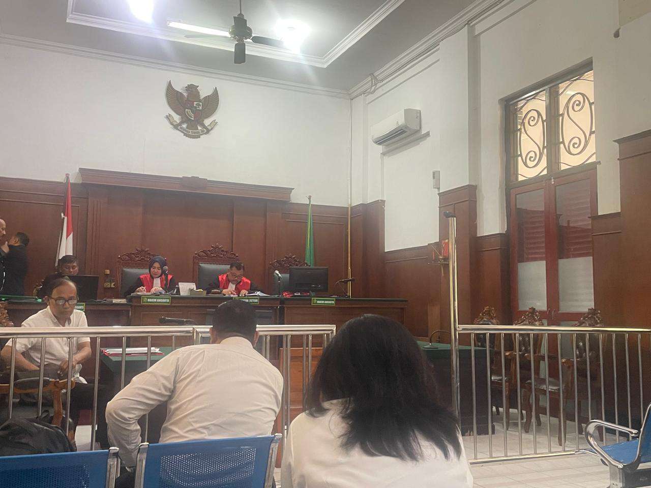 Foto: Suasana sidang perdana gugatan dugaan pembongkaran Balai PKK dan TK Mulyo Simomulyo di Pengadilan Negeri Surabaya yang ditunda karena para tergugat tidak hadir.