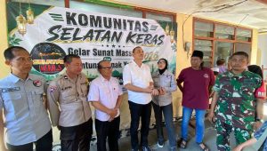 Foto: Pelaksanaan sunat massal gratis Komunitas Selatan Keras di Balai RW V Kupang Panjaan, Kelurahan Dr. Soetomo, Surabaya.