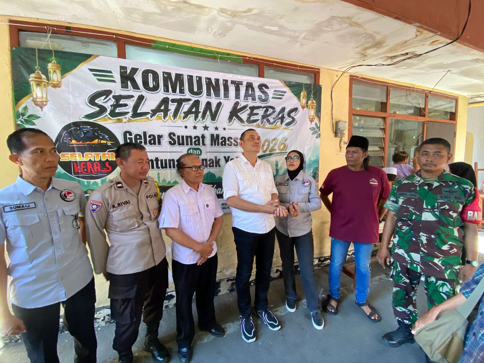 Foto: Pelaksanaan sunat massal gratis Komunitas Selatan Keras di Balai RW V Kupang Panjaan, Kelurahan Dr. Soetomo, Surabaya.
