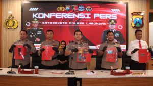Foto: Konferensi Pers Kapolres Lamongan AKBP Arif Fazlurrahman menunjukkan lima tersangka jaringan ganjal ATM lintas daerah beserta barang bukti hasil pengungkapan kasus di Lamongan, Jawa Timur.
