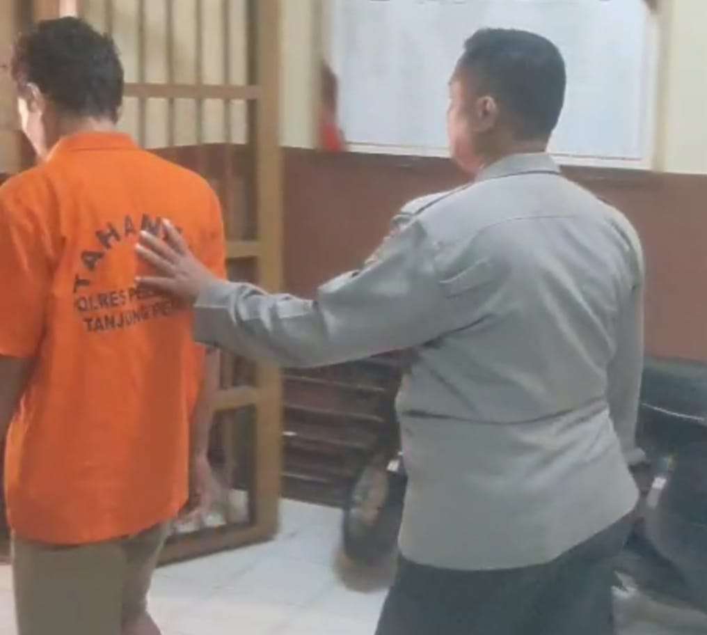 Foto: Petugas Polsek Pabean Cantikan mengamankan tersangka pencurian perhiasan emas di Toko Emas UBS Pasar Atom Surabaya setelah pelaku ditangkap usai turun dari kapal.
