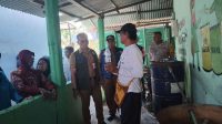 Foto: Pak Hari bersama komunitas binaan DLH Kabupaten Madiun menunjukkan alat pirolisis yang mengolah sampah plastik menjadi bahan bakar minyak (BBM) di Desa Tiron, Kecamatan Nglames, Kabupaten Madiun.