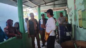 Foto: Pak Hari bersama komunitas binaan DLH Kabupaten Madiun menunjukkan alat pirolisis yang mengolah sampah plastik menjadi bahan bakar minyak (BBM) di Desa Tiron, Kecamatan Nglames, Kabupaten Madiun.