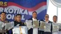 Foto: Petugas BNN RI bersama Bea Cukai dan Polda Jawa Timur menunjukkan barang bukti 3,37 ton cannabis buds hasil pengungkapan penyelundupan berkedok impor barang.