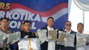 Foto: Petugas BNN RI bersama Bea Cukai dan Polda Jawa Timur menunjukkan barang bukti 3,37 ton cannabis buds hasil pengungkapan penyelundupan berkedok impor barang.