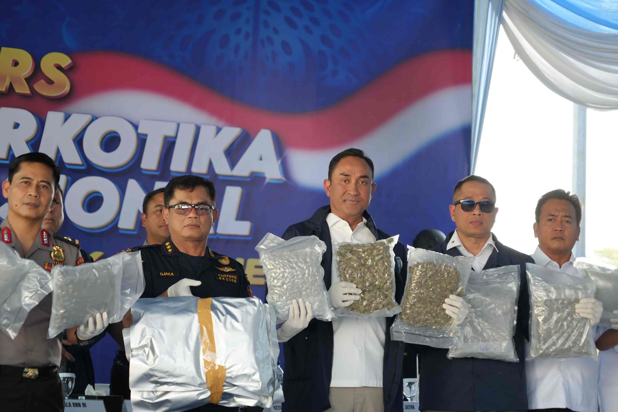 Foto: Petugas BNN RI bersama Bea Cukai dan Polda Jawa Timur menunjukkan barang bukti 3,37 ton cannabis buds hasil pengungkapan penyelundupan berkedok impor barang.